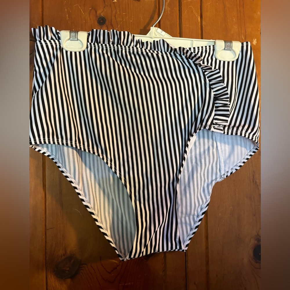 Black and white swim bottoms XXL